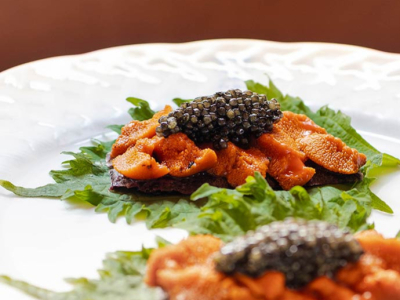  Toast d'oursin, feuille de shiso & caviar Osciètre Prunier 