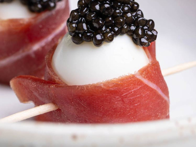 Bouchée apéritive jambon cru, oeuf de caille et caviar Baeri Prunier